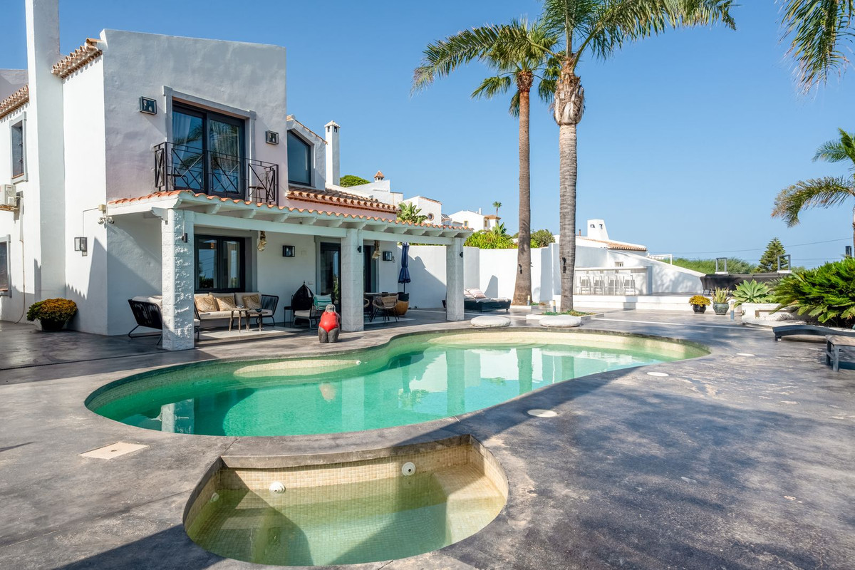 Se vende Villa - Chalet de 3 dormitorios en Costa Del Sol, Málaga, España