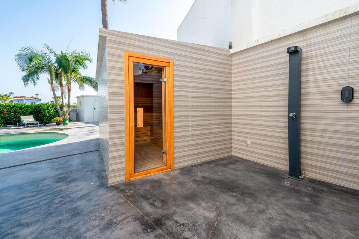 Se vende Villa - Chalet de 3 dormitorios en Costa Del Sol, Málaga, España