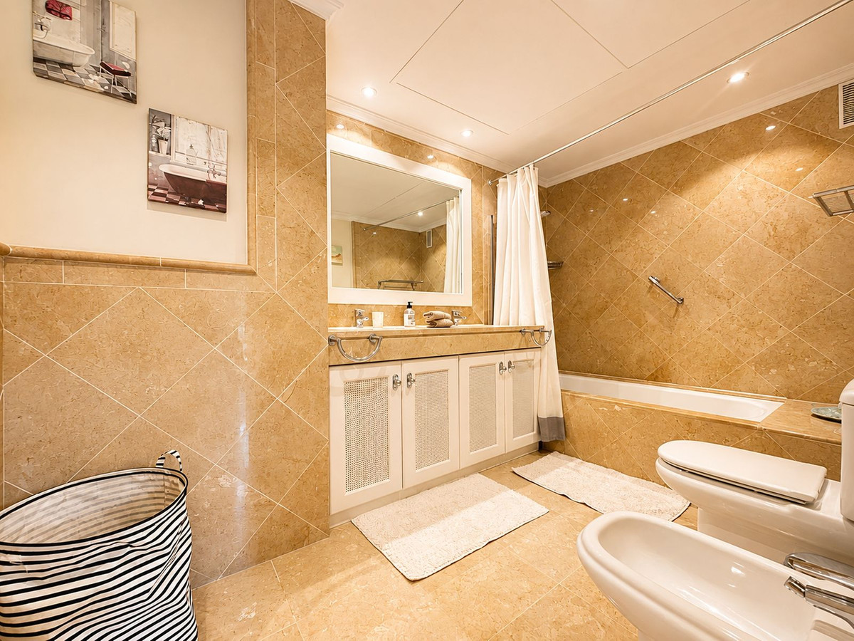 Se vende Apartamento Planta Media de 2 dormitorios en Costa Del Sol, Málaga, España