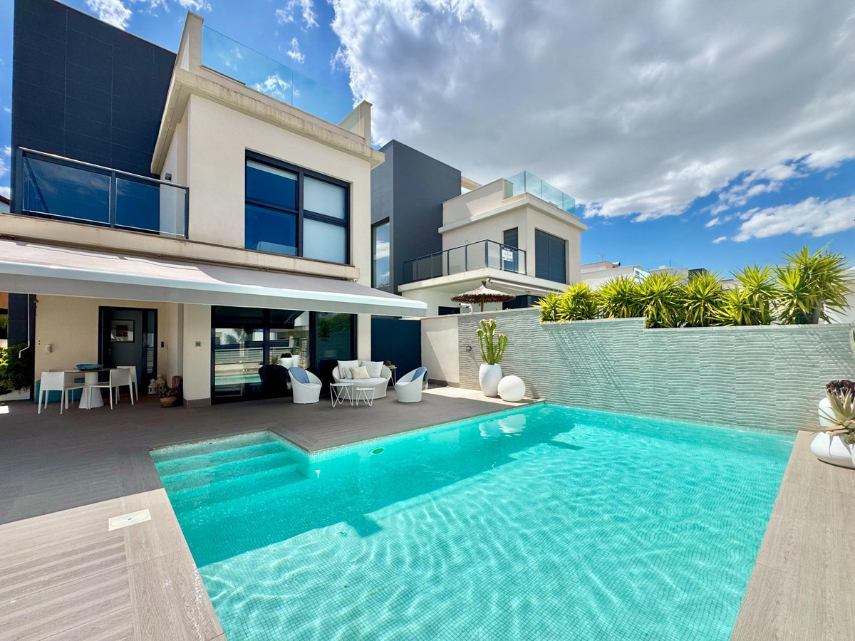Se vende Villa - Chalet de 4 dormitorios en Costa Blanca, Alicante, España