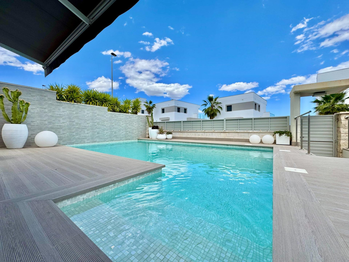 Se vende Villa - Chalet de 4 dormitorios en Costa Blanca, Alicante, España