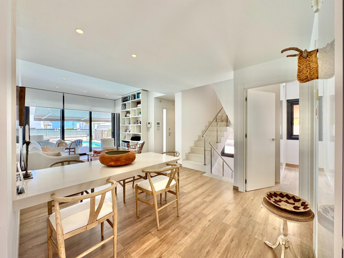 Se vende Villa - Chalet de 4 dormitorios en Costa Blanca, Alicante, España