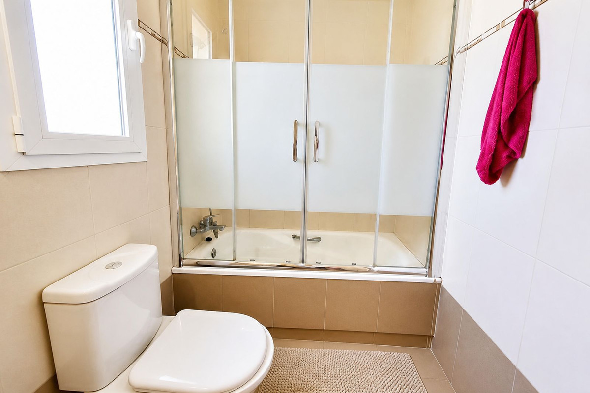 2 Bed Apartment for sale in La Duquesa Costa Del Sol, Málaga, Spain