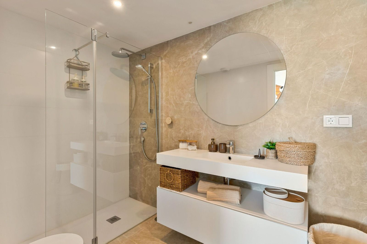 Se vende Apartamento Planta Media de 2 dormitorios en Costa Del Sol, Málaga, España