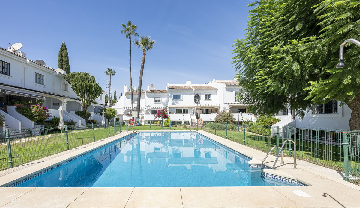4 Bed Townhouse for sale in Nueva Andalucía Costa Del Sol, Málaga, Spain