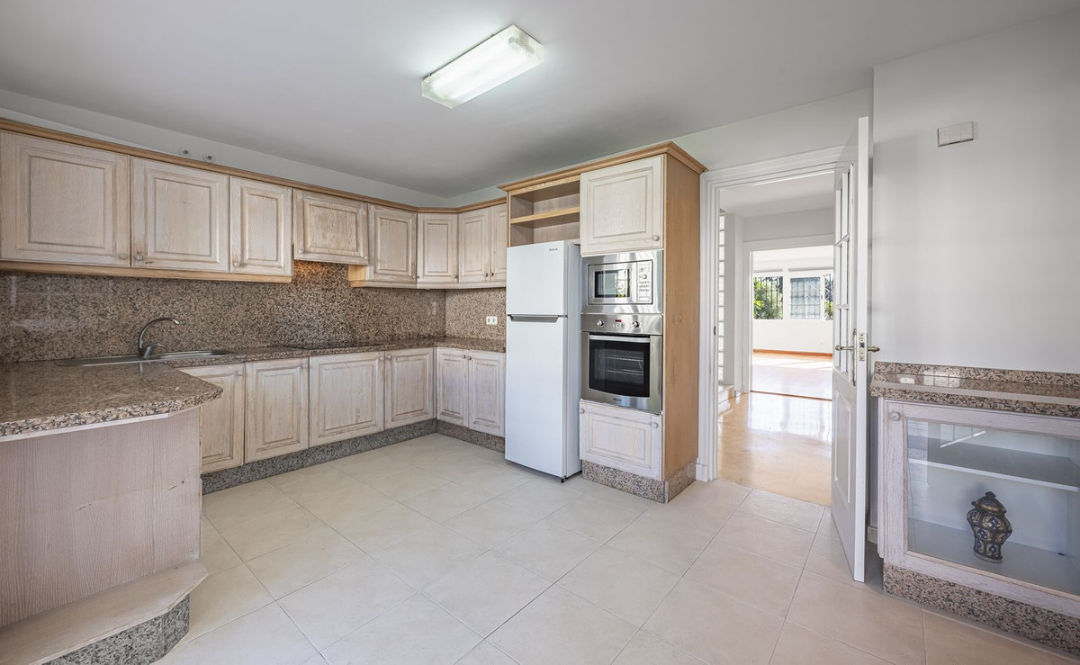 4 Bed Townhouse for sale in Nueva Andalucía Costa Del Sol, Málaga, Spain