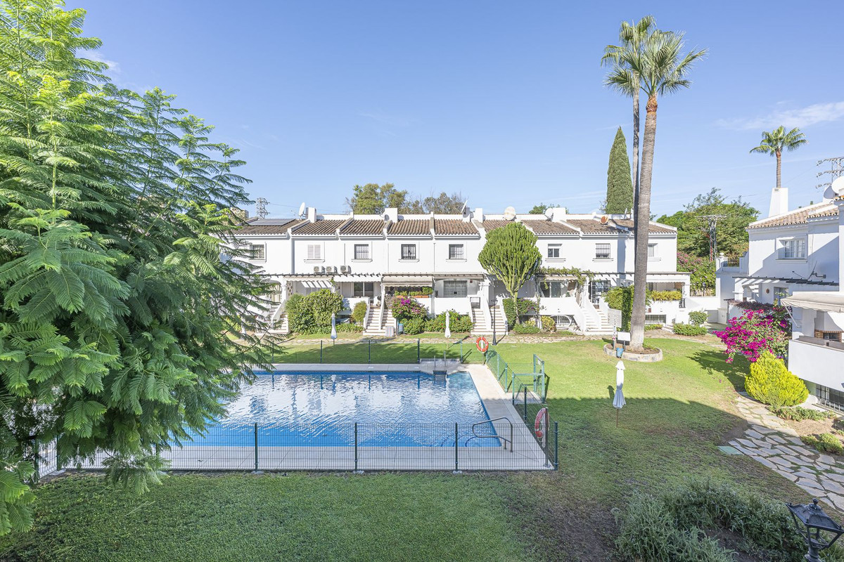 4 Bed Townhouse for sale in Nueva Andalucía Costa Del Sol, Málaga, Spain