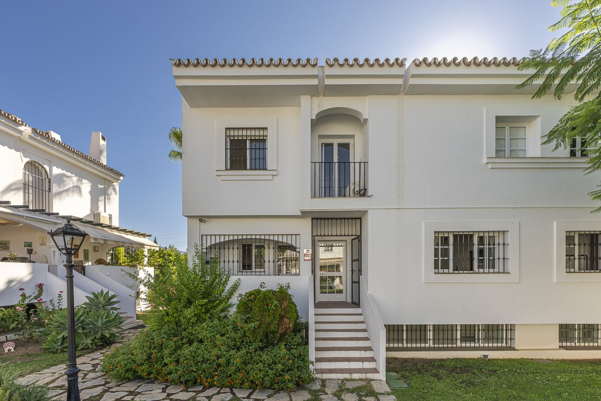 4 Bed Townhouse for sale in Nueva Andalucía Costa Del Sol, Málaga, Spain