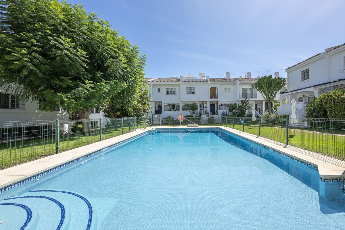 4 Bed Townhouse for sale in Nueva Andalucía Costa Del Sol, Málaga, Spain