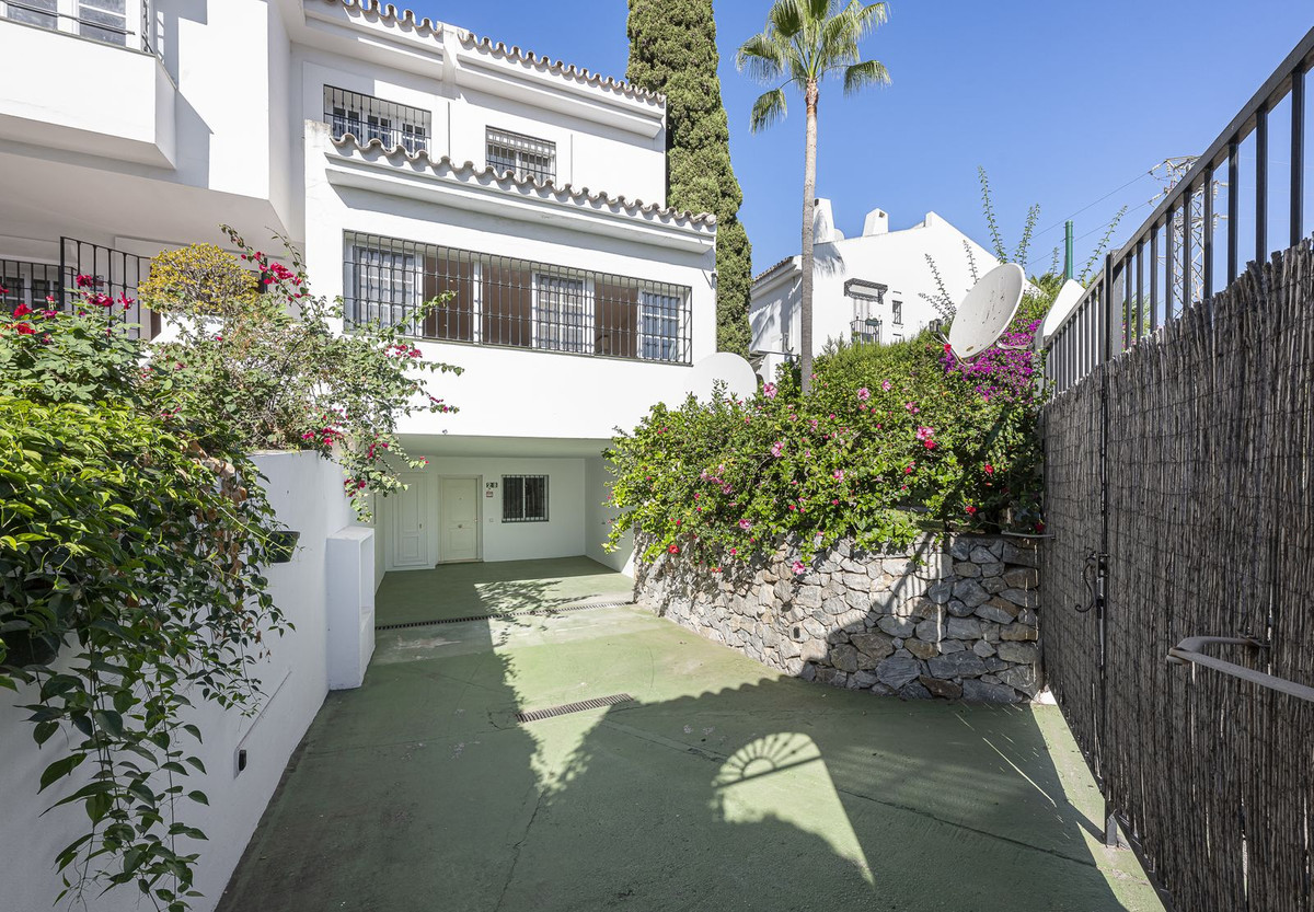 4 Bed Townhouse for sale in Nueva Andalucía Costa Del Sol, Málaga, Spain