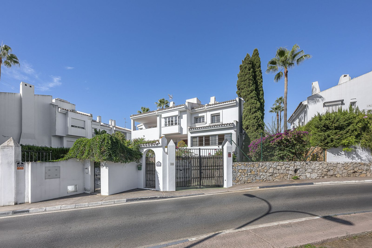 4 Bed Townhouse for sale in Nueva Andalucía Costa Del Sol, Málaga, Spain