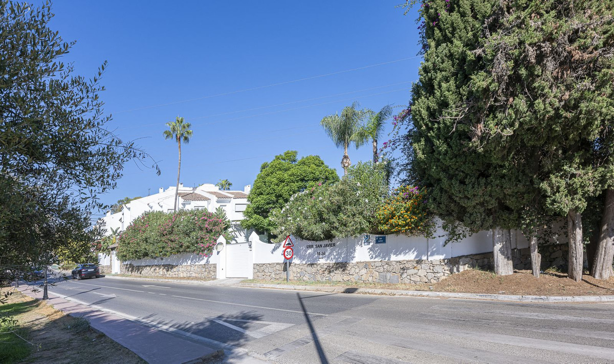 4 Bed Townhouse for sale in Nueva Andalucía Costa Del Sol, Málaga, Spain