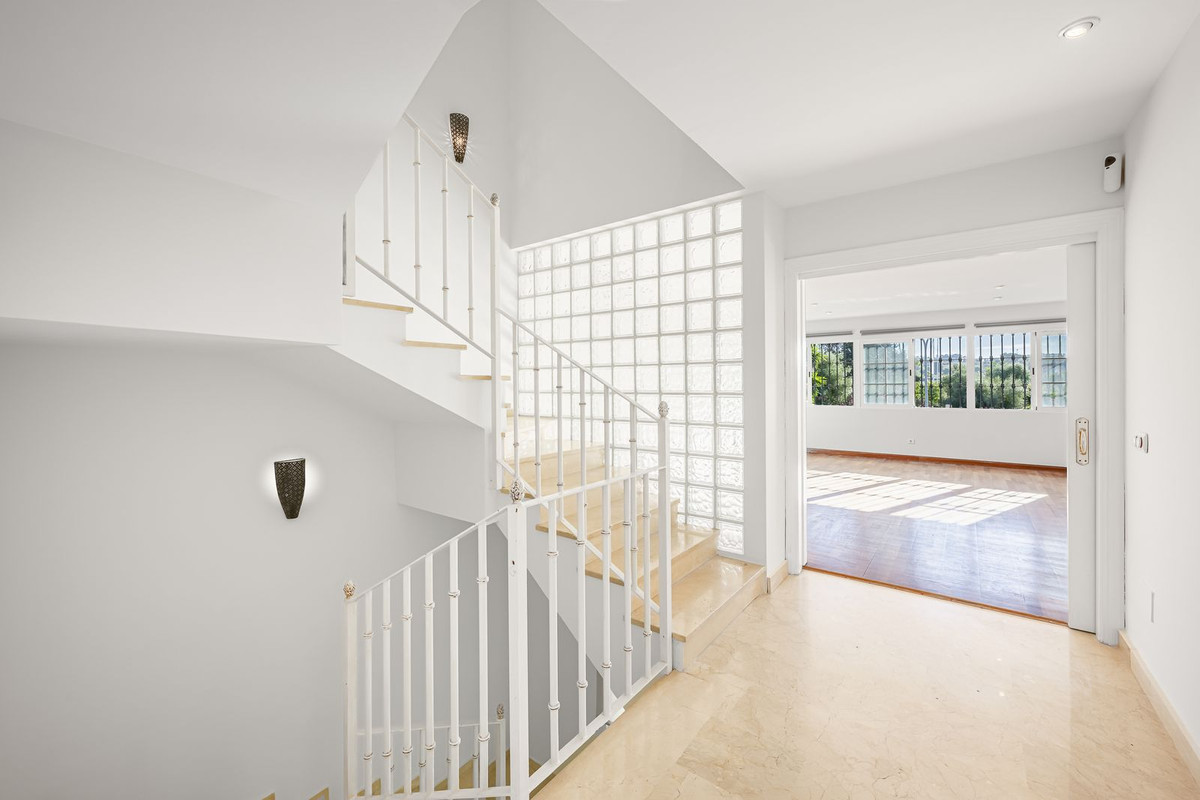 4 Bed Townhouse for sale in Nueva Andalucía Costa Del Sol, Málaga, Spain