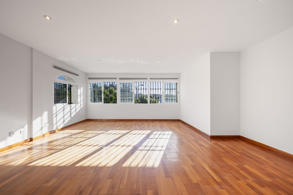 4 Bed Townhouse for sale in Nueva Andalucía Costa Del Sol, Málaga, Spain