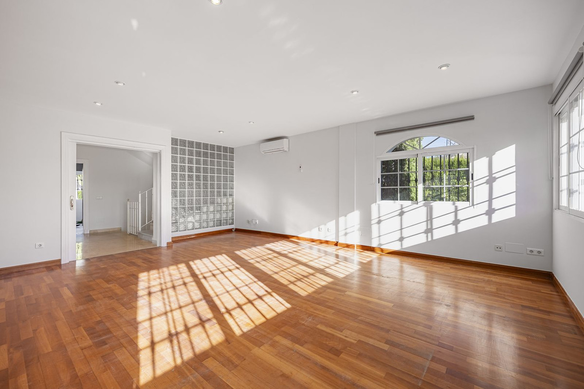 4 Bed Townhouse for sale in Nueva Andalucía Costa Del Sol, Málaga, Spain