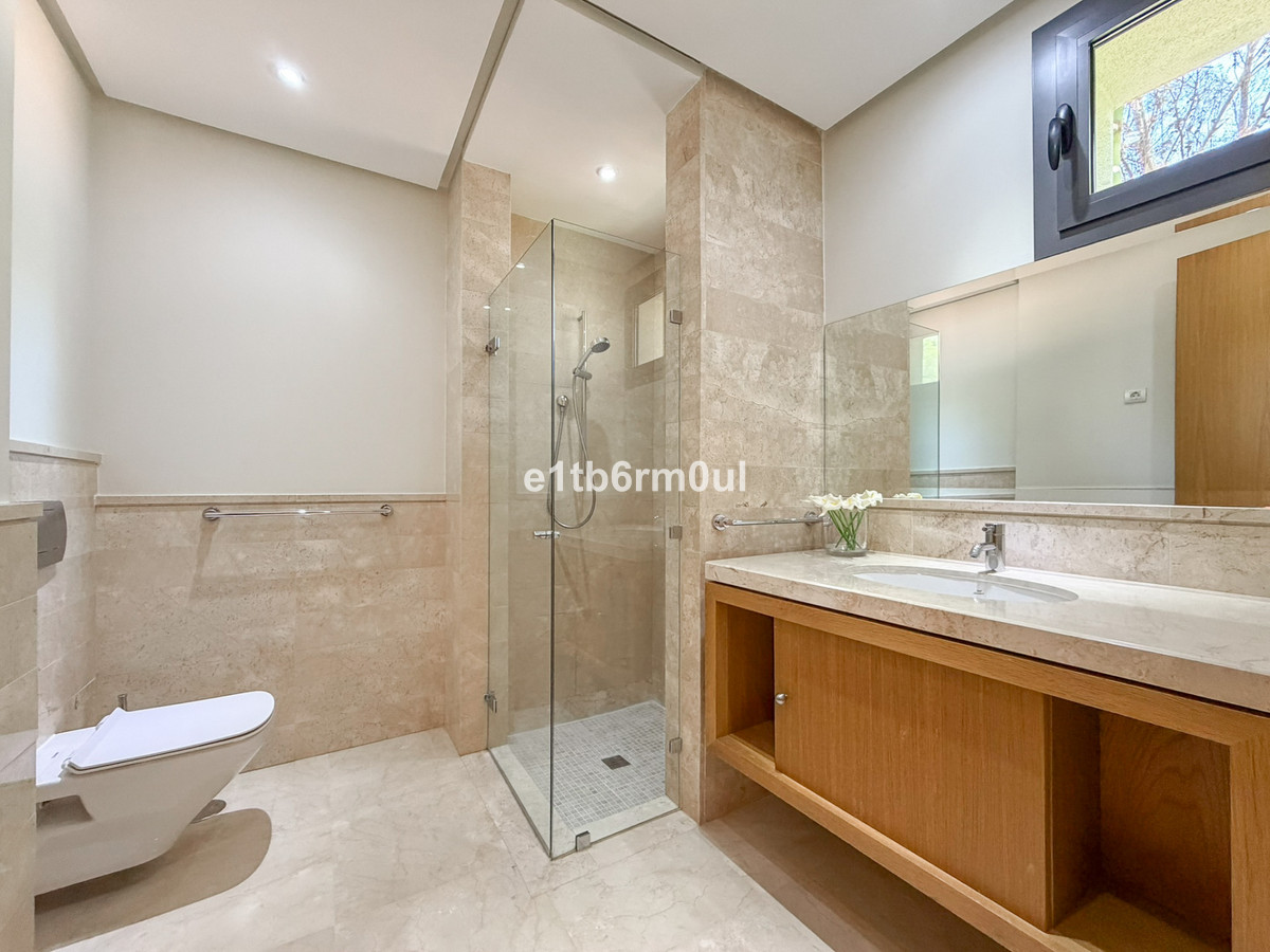 3 Bed Apartment for sale in The Golden Mile Costa Del Sol, Málaga, Spain