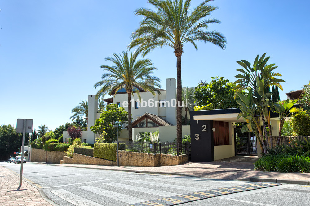 3 Bed Apartment for sale in The Golden Mile Costa Del Sol, Málaga, Spain