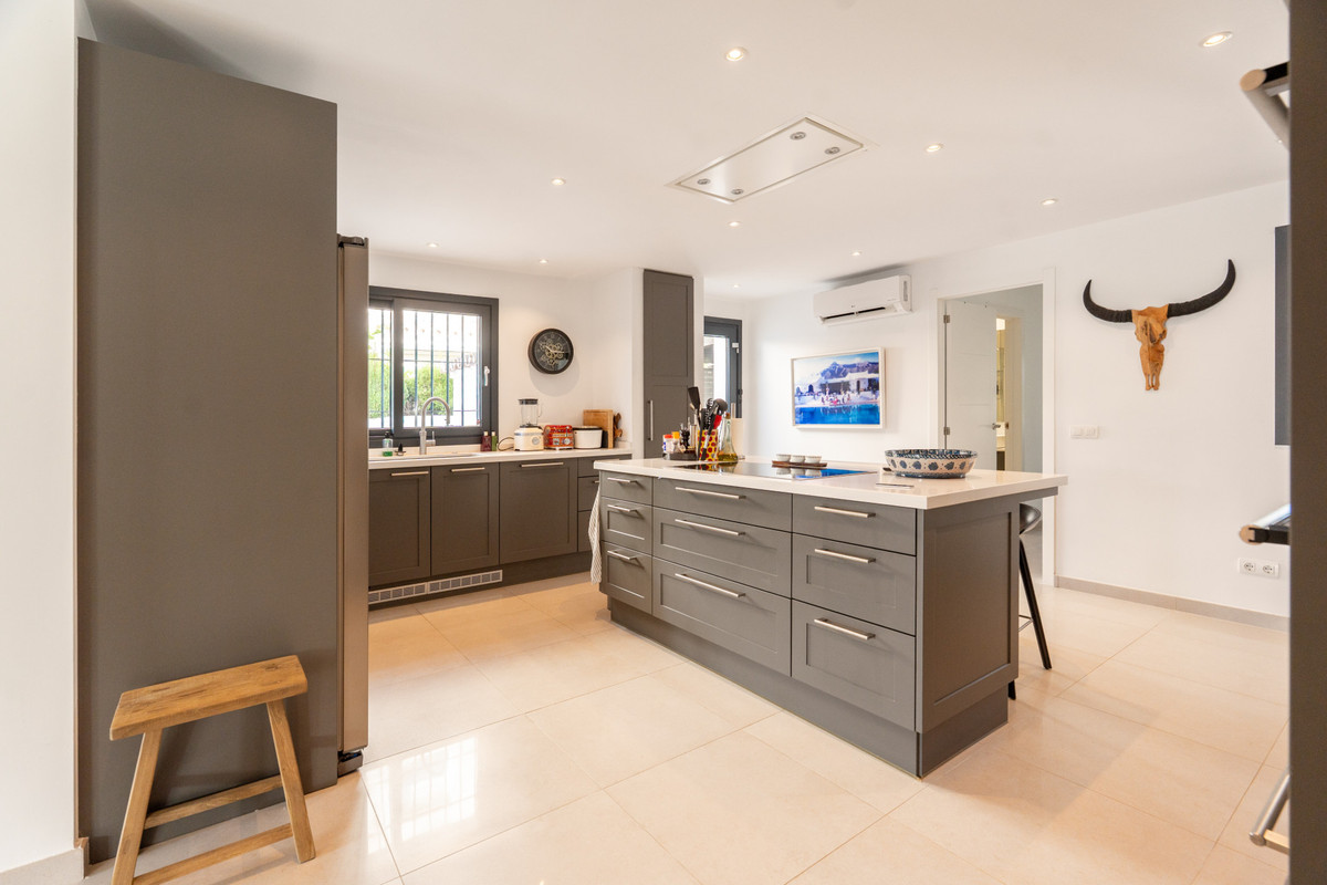 Se vende Villa - Chalet de 5 dormitorios en Costa Del Sol, Málaga, España