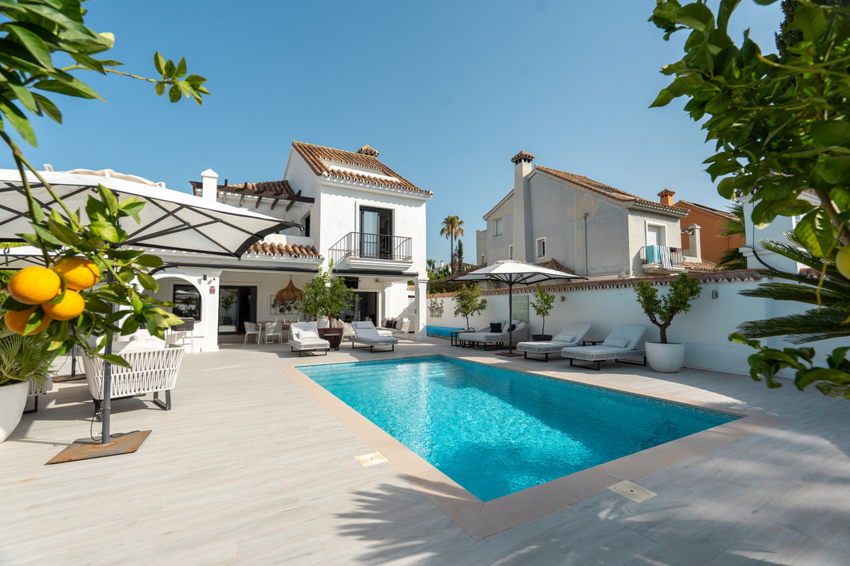 Se vende Villa - Chalet de 5 dormitorios en Costa Del Sol, Málaga, España