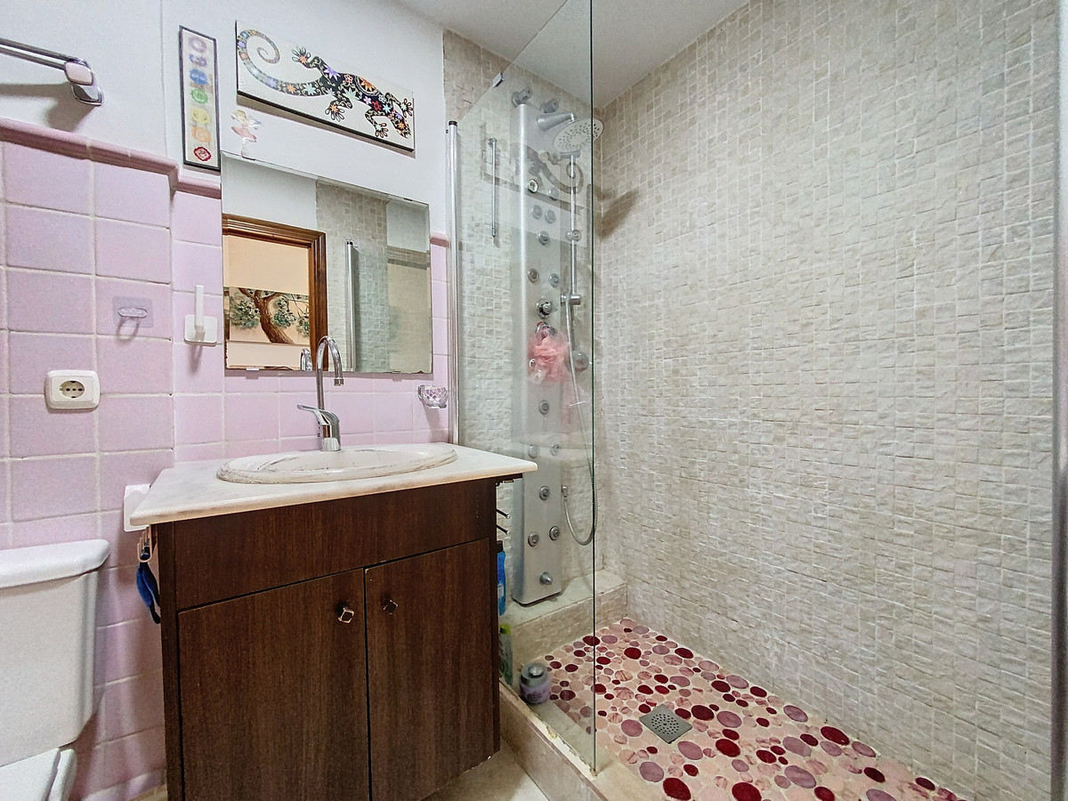 Se vende Apartamento Planta Media de 3 dormitorios en Costa Del Sol, Málaga, España