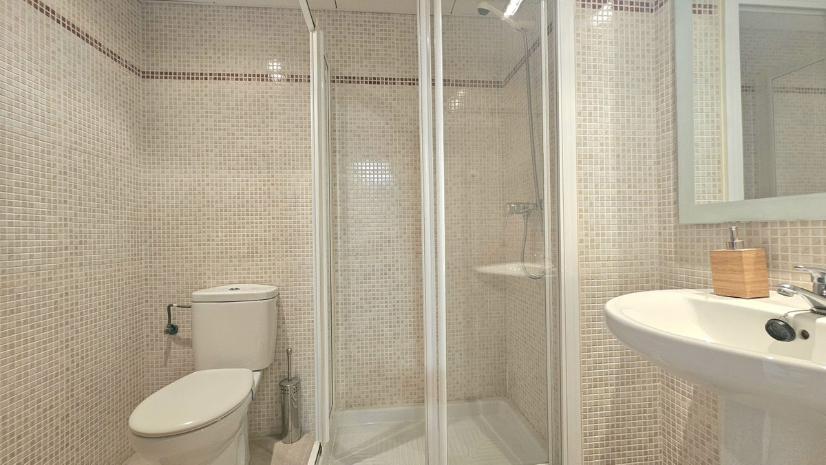 Se vende Apartamento Planta Media de 2 dormitorios en Costa Del Sol, Málaga, España