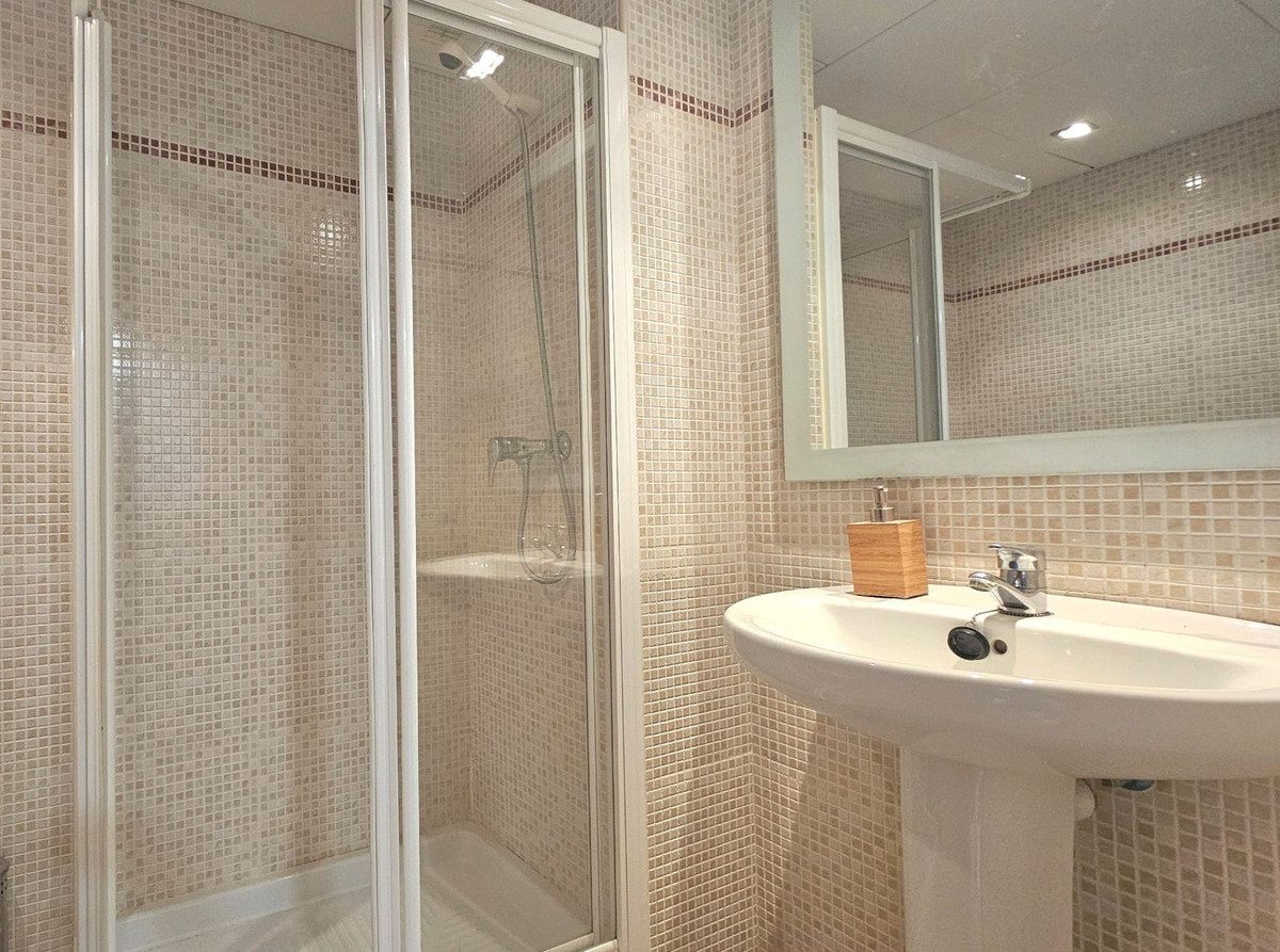 Se vende Apartamento Planta Media de 2 dormitorios en Costa Del Sol, Málaga, España