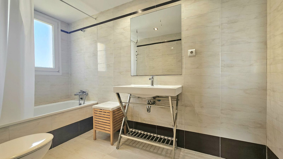 Se vende Apartamento Planta Media de 2 dormitorios en Costa Del Sol, Málaga, España
