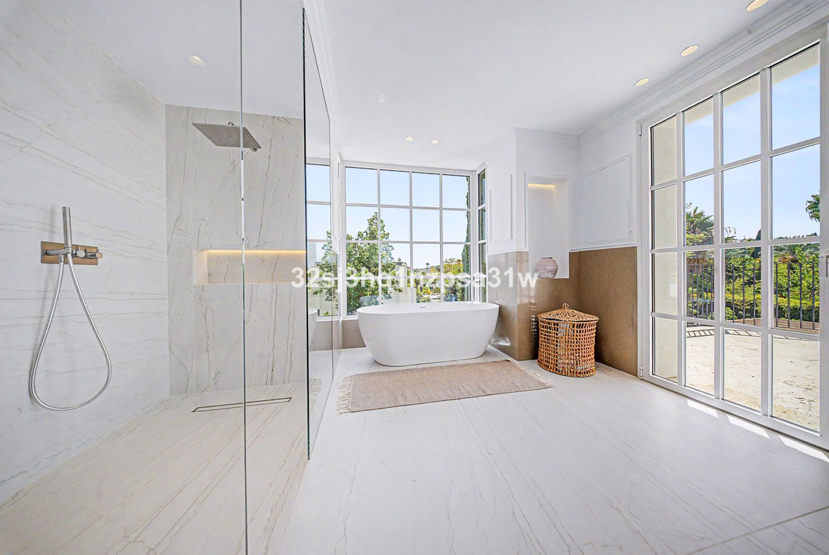 Se vende Villa - Chalet de 5 dormitorios en Costa Del Sol, Málaga, España