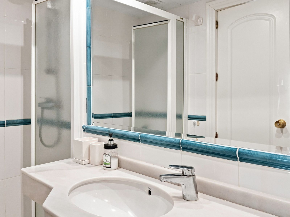 Se vende Apartamento en Planta Última de 2 dormitorios en Costa Del Sol, Málaga, España