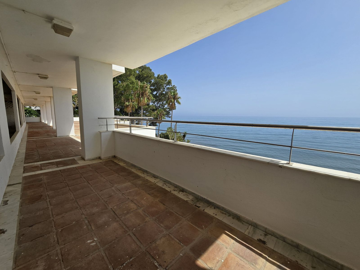 5 Bed Commercial unit for sale in Estepona Costa Del Sol, Málaga, Spain