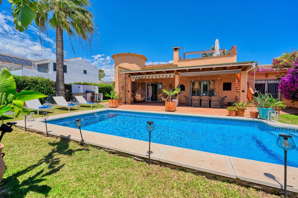 Se vende Villa - Chalet de 3 dormitorios en Costa Del Sol, Málaga, España