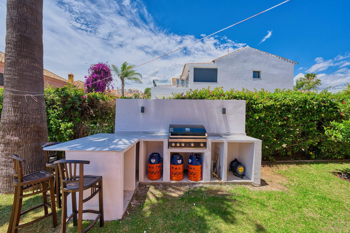 Se vende Villa - Chalet de 3 dormitorios en Costa Del Sol, Málaga, España