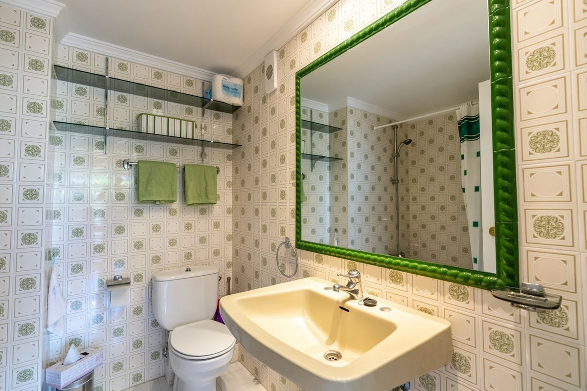 Se vende Apartamento Planta Media de 2 dormitorios en Costa Del Sol, Málaga, España