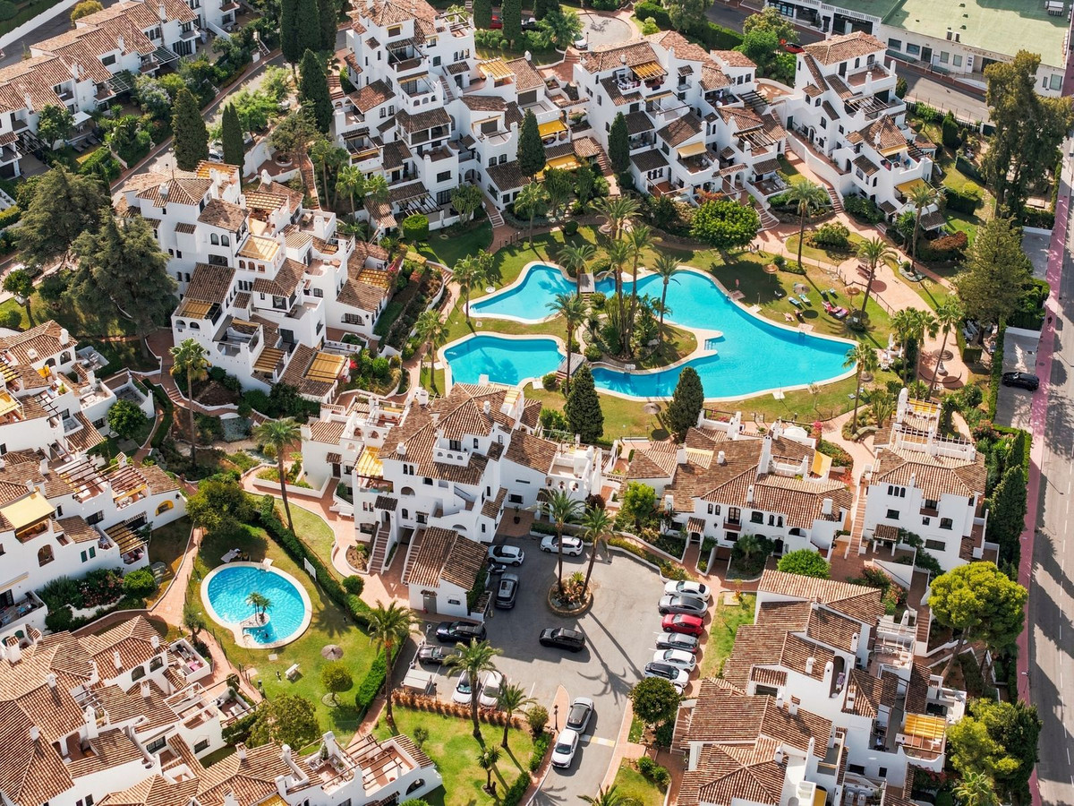 2 Bed Apartment for sale in Nueva Andalucía Costa Del Sol, Málaga, Spain