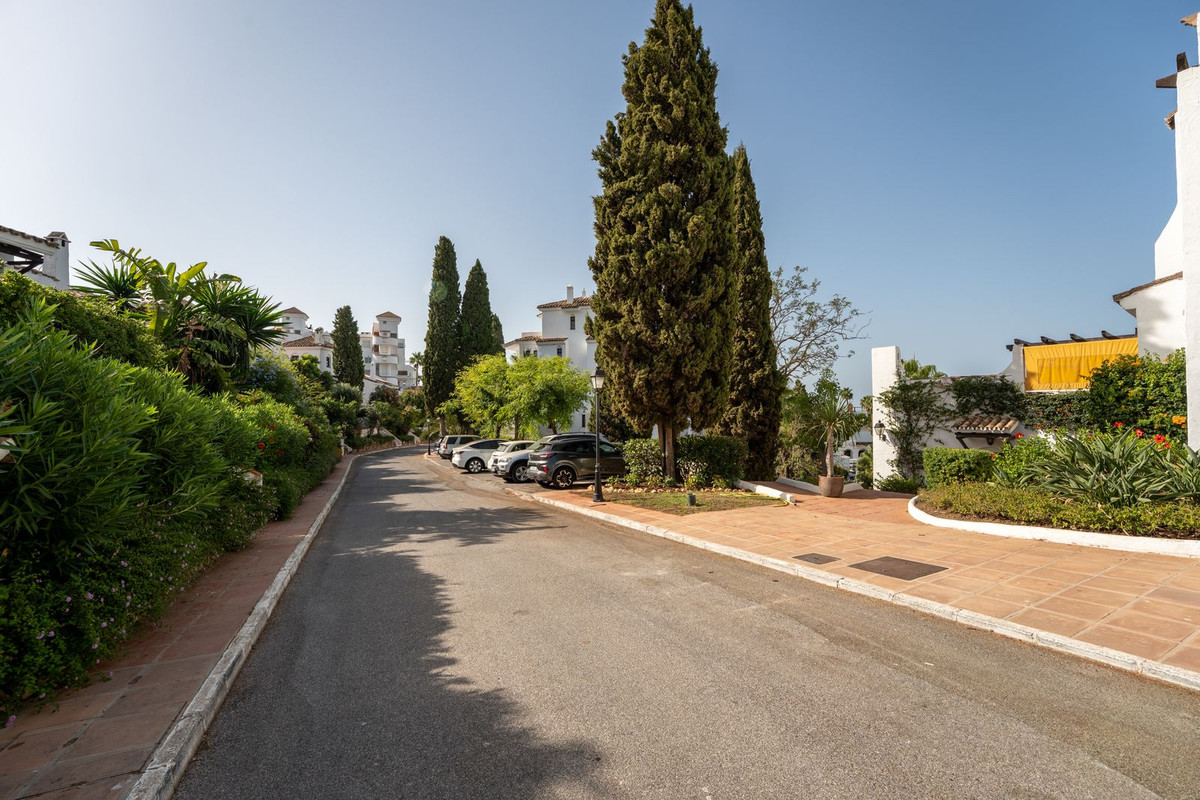 2 Bed Apartment for sale in Nueva Andalucía Costa Del Sol, Málaga, Spain