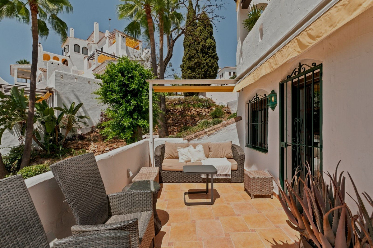 2 Bed Apartment for sale in Nueva Andalucía Costa Del Sol, Málaga, Spain