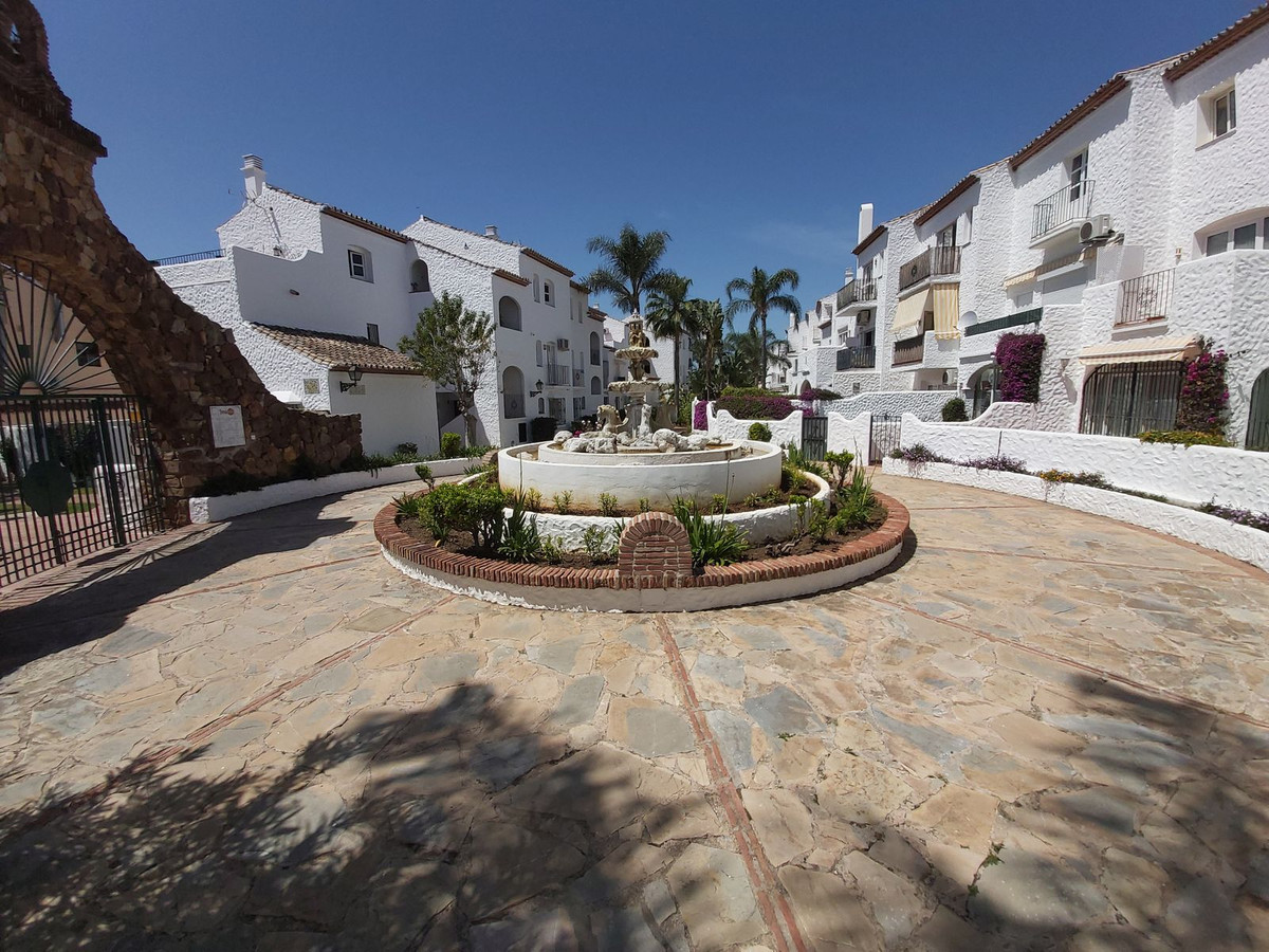 2 Bed Apartment for sale in El Paraiso Costa Del Sol, Málaga, Spain