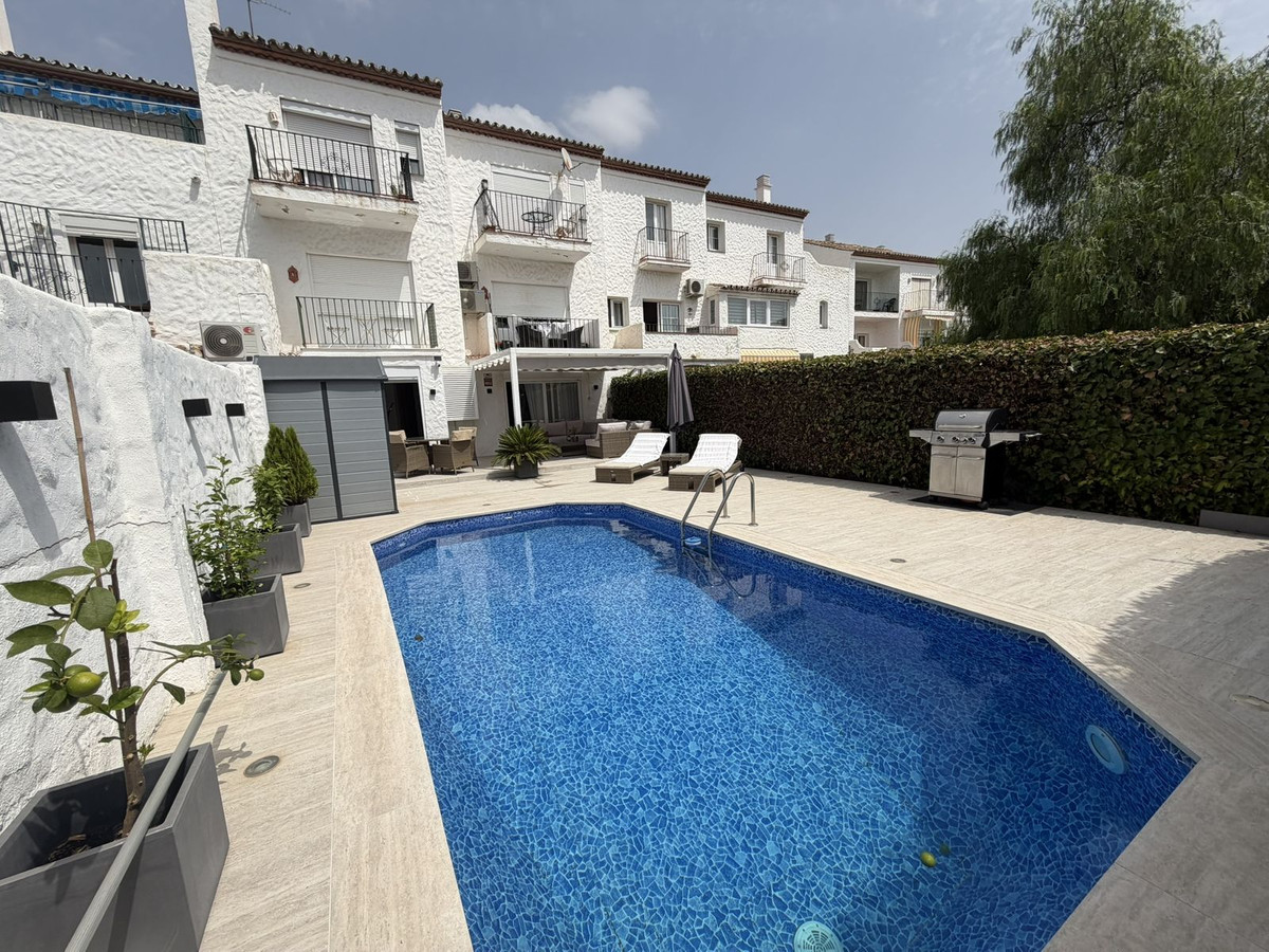 2 Bed Apartment for sale in El Paraiso Costa Del Sol, Málaga, Spain