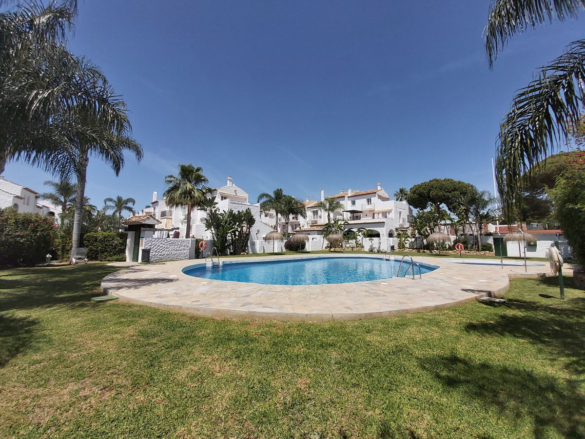 2 Bed Apartment for sale in El Paraiso Costa Del Sol, Málaga, Spain