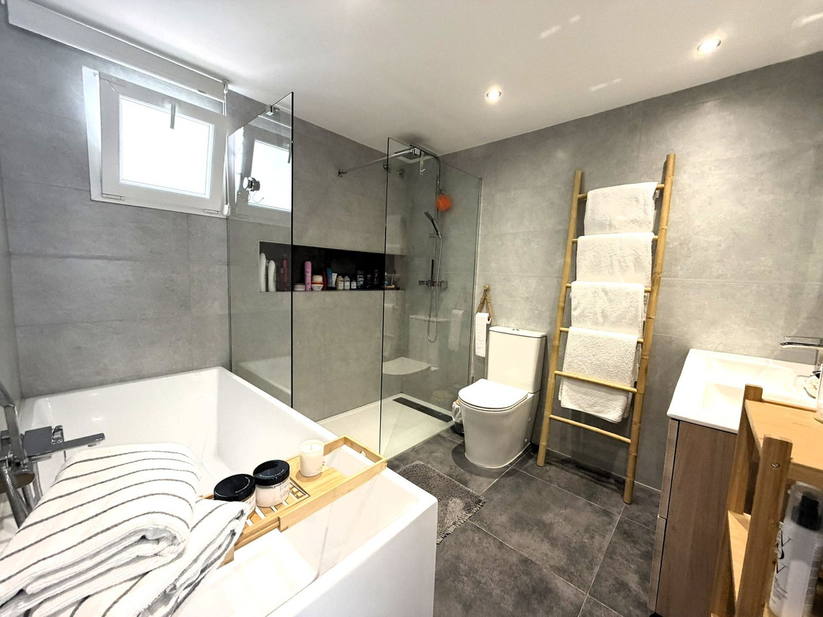 2 Bed Apartment for sale in El Paraiso Costa Del Sol, Málaga, Spain