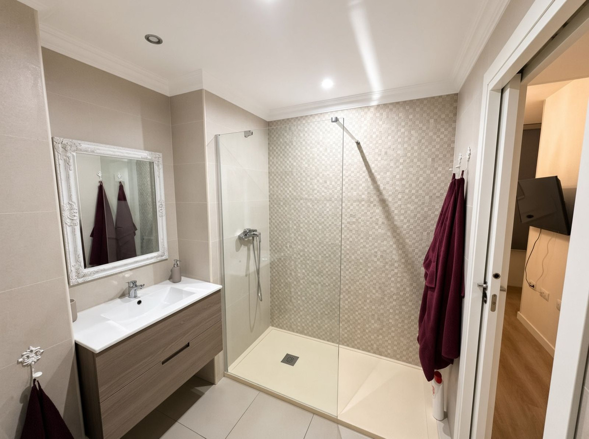 Se vende Apartamento Planta Media de 3 dormitorios en Costa Del Sol, Málaga, España