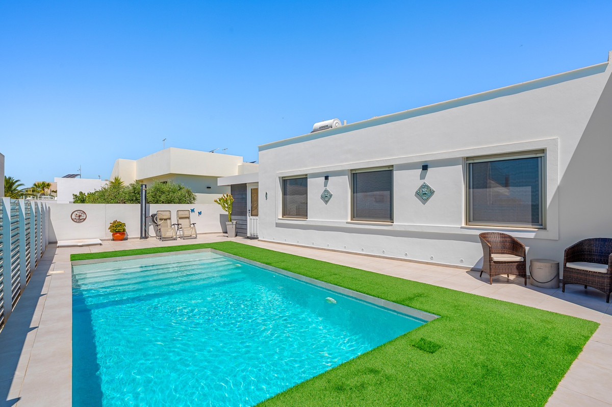 Se vende Villa - Chalet de 3 dormitorios en Costa Blanca, Alicante, España