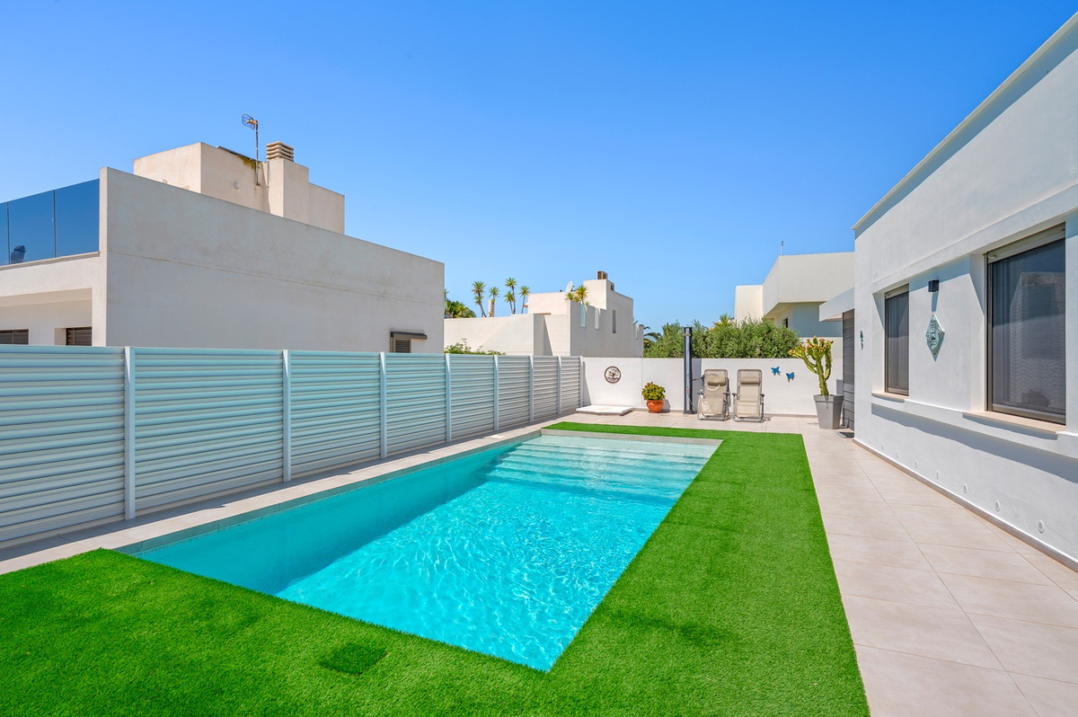 Se vende Villa - Chalet de 3 dormitorios en Costa Blanca, Alicante, España