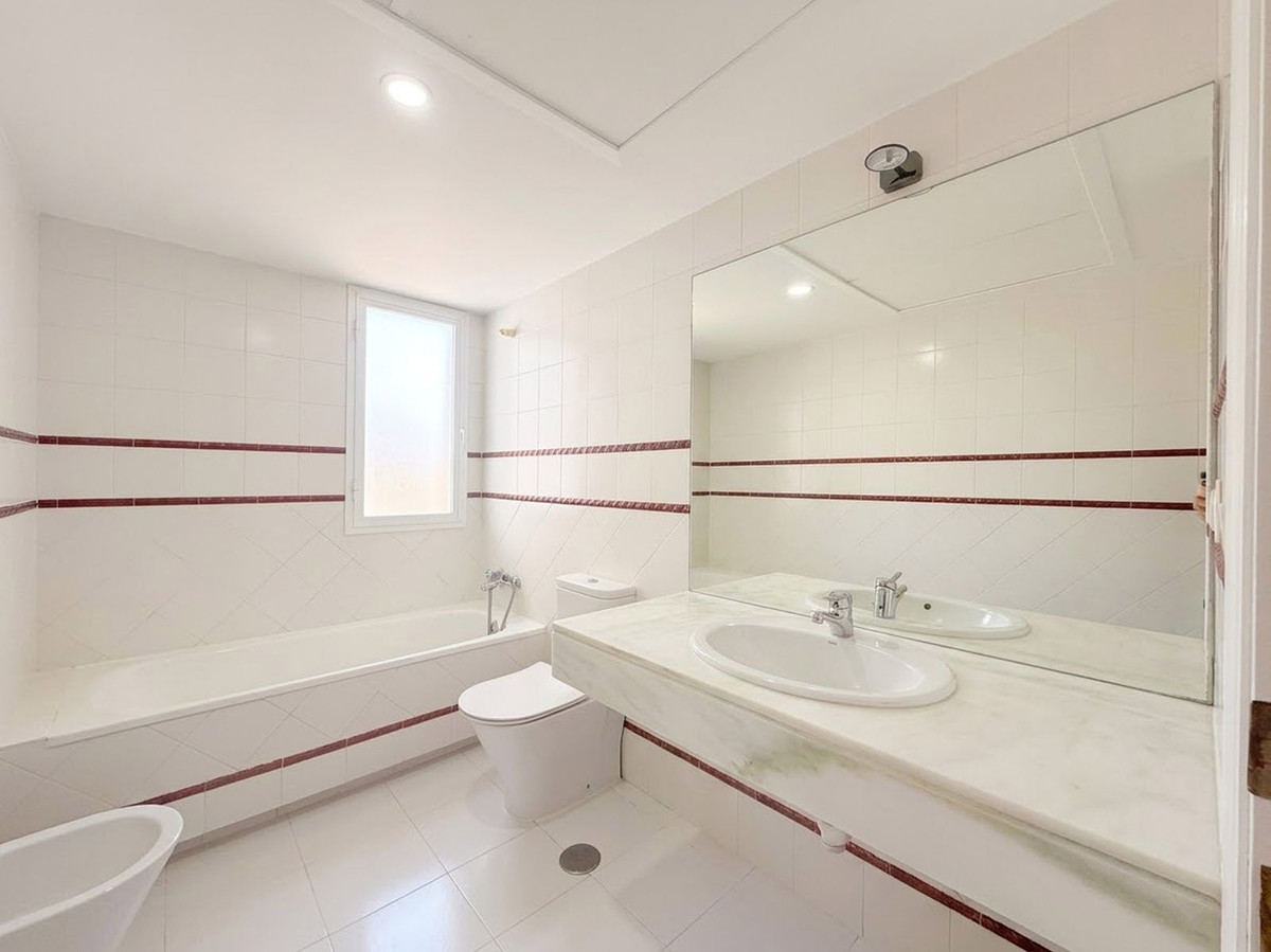 2 Bed Apartment for sale in Estepona Costa Del Sol, Málaga, Spain