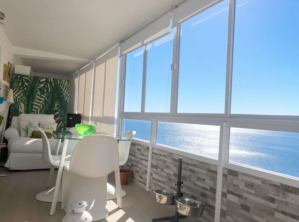 Se vende Apartamento Planta Media de 3 dormitorios en Costa Del Sol, Cadiz, España