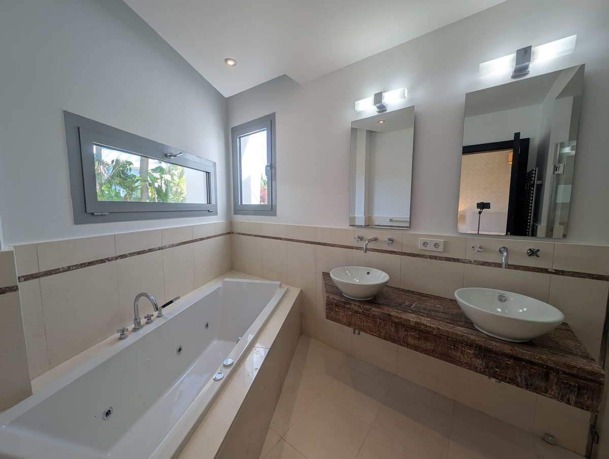 Se vende Pareada de 5 dormitorios en Costa Del Sol, Málaga, España