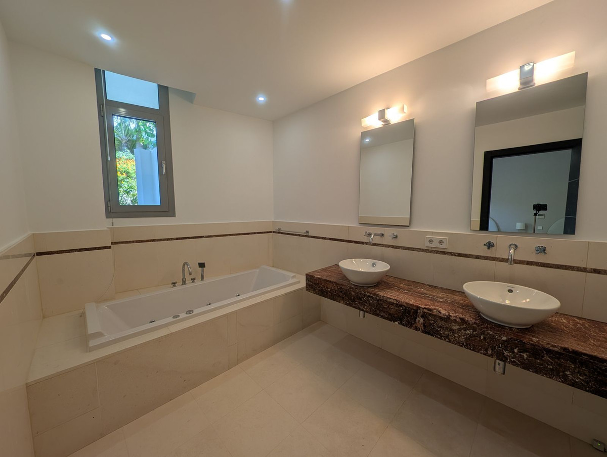 Se vende Pareada de 5 dormitorios en Costa Del Sol, Málaga, España