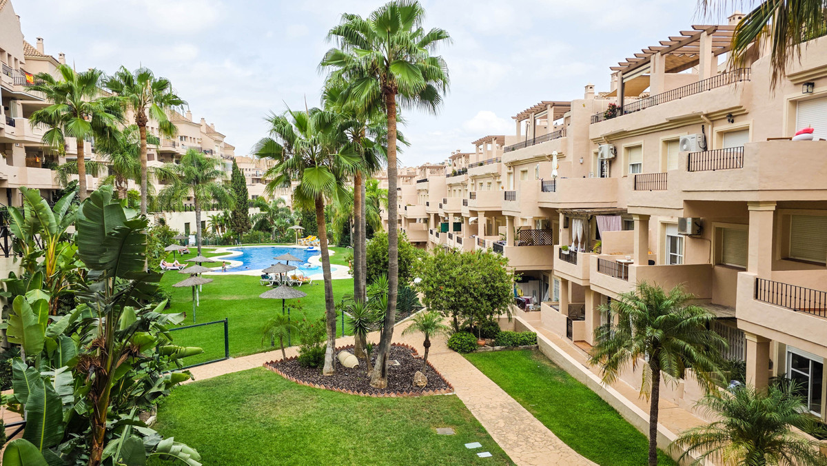 2 Bed Apartment for sale in La Duquesa Costa Del Sol, Málaga, Spain