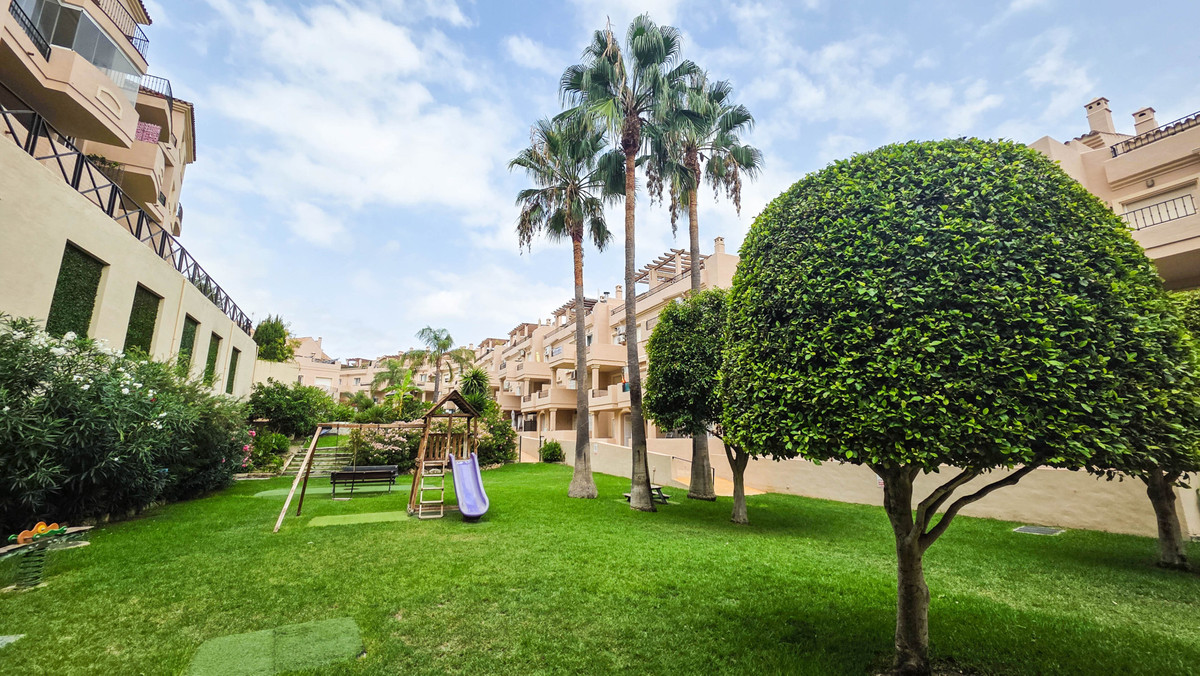 2 Bed Apartment for sale in La Duquesa Costa Del Sol, Málaga, Spain
