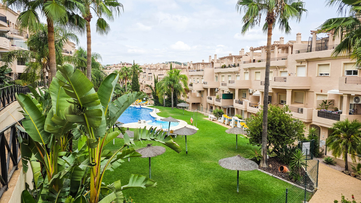 2 Bed Apartment for sale in La Duquesa Costa Del Sol, Málaga, Spain